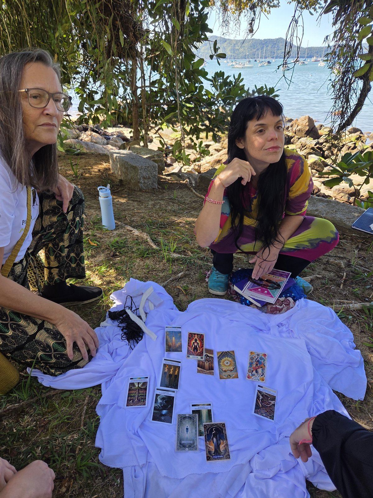 Roda ao ar livre com as cartas à beira-mar